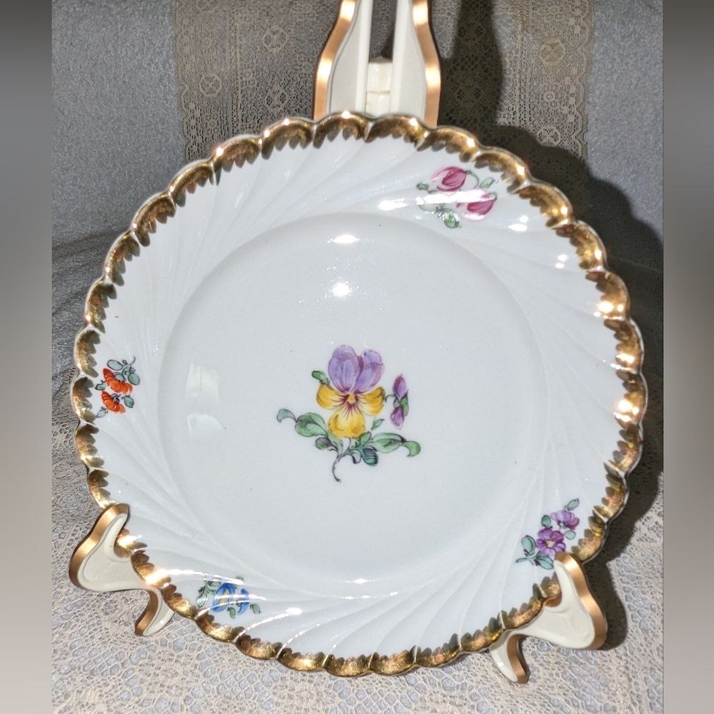 Nymphenburg gerippt shape plate 7.5"